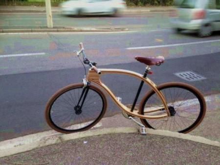 bicicletta col telaio in legno
