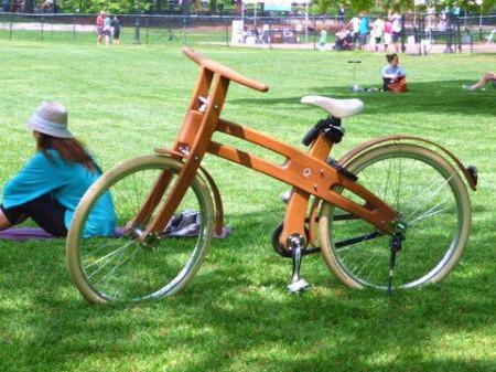 NYC > Central Park: bicicletta col telaio in legno